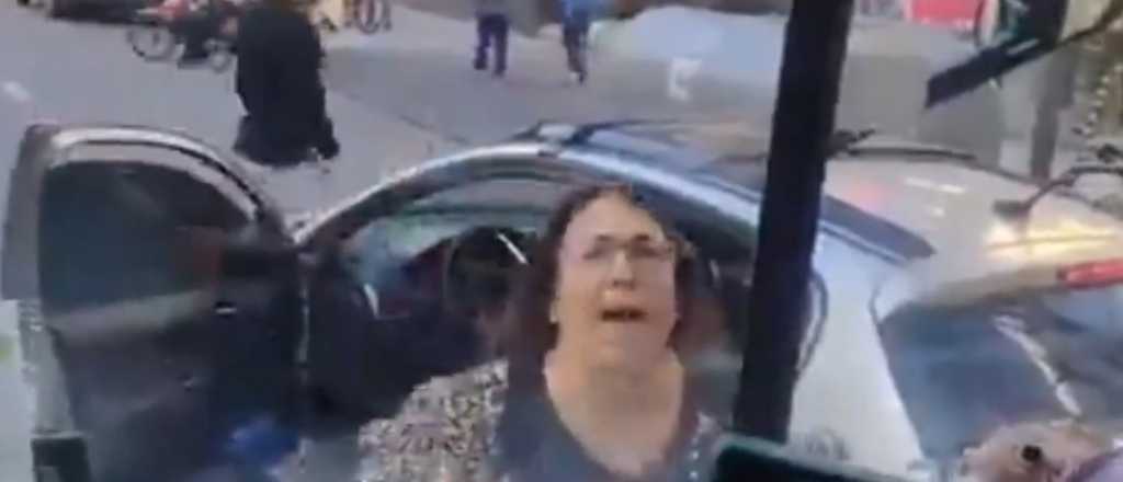 Video: una mujer rompió el vidrio de un colectivo por un choque