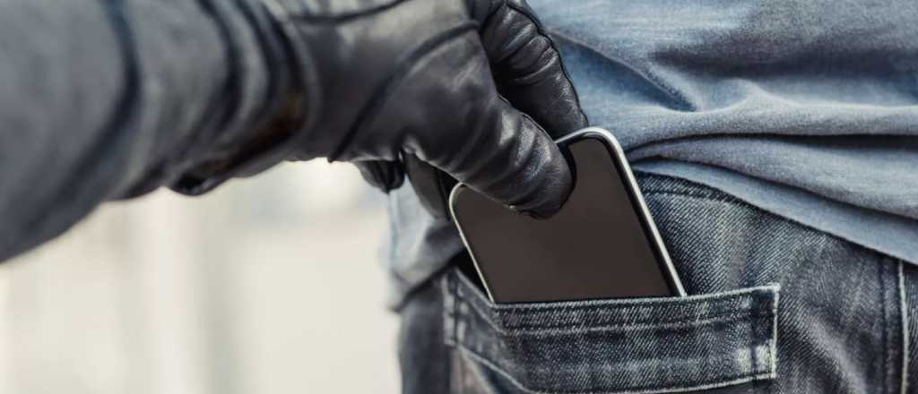 Le robaron el celular en el Centro y en media hora le ocasionaron un drama