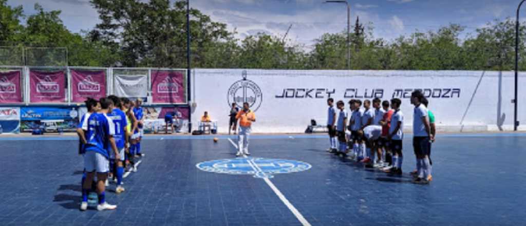 Se asoci&oacute; para jugar al tenis y hoy es el encargado de "dar vuelta" al Jockey Club