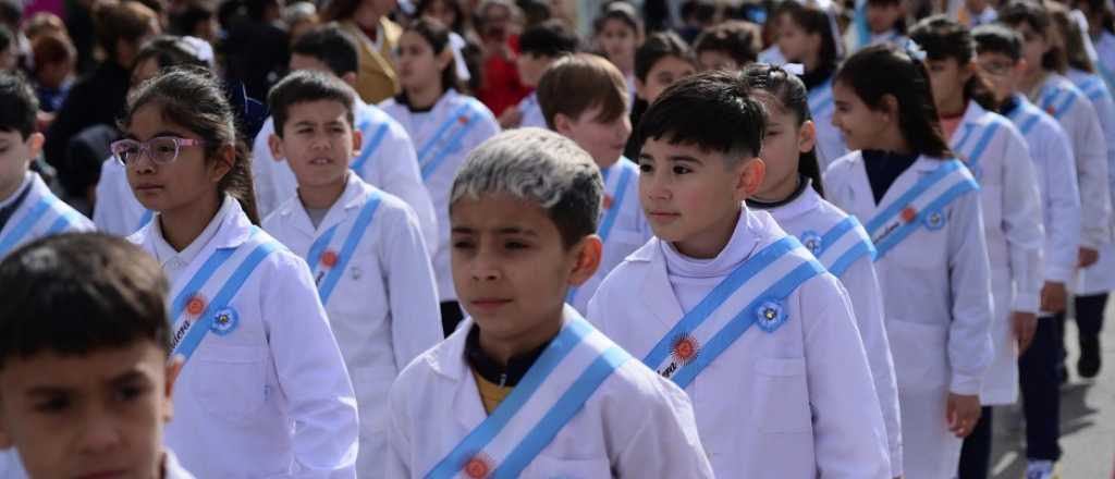 M&aacute;s de 1000 personas en el desfile homenaje a San Mart&iacute;n en Godoy Cruz
