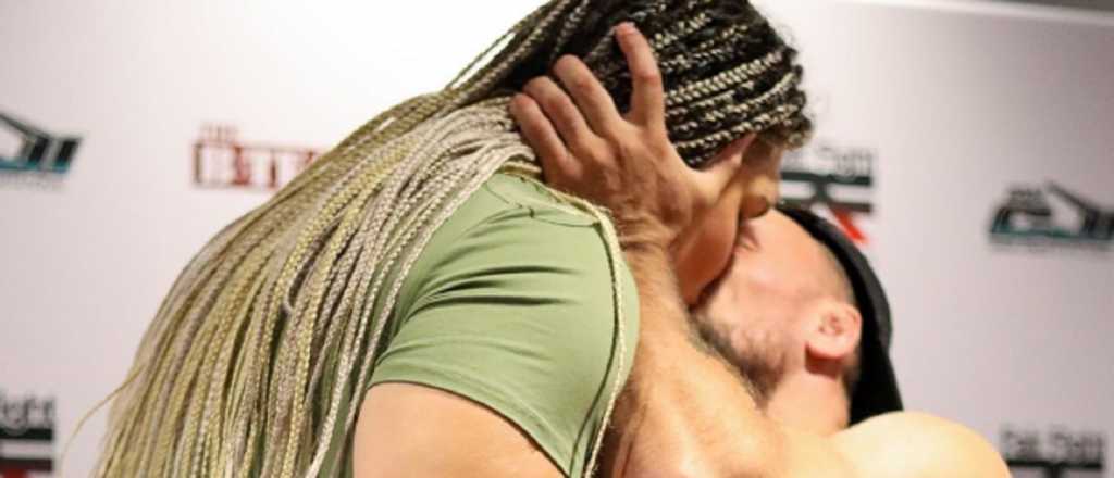 Ins&oacute;lita provocaci&oacute;n: un luchador bes&oacute; a su oponente, una mujer brasile&ntilde;a