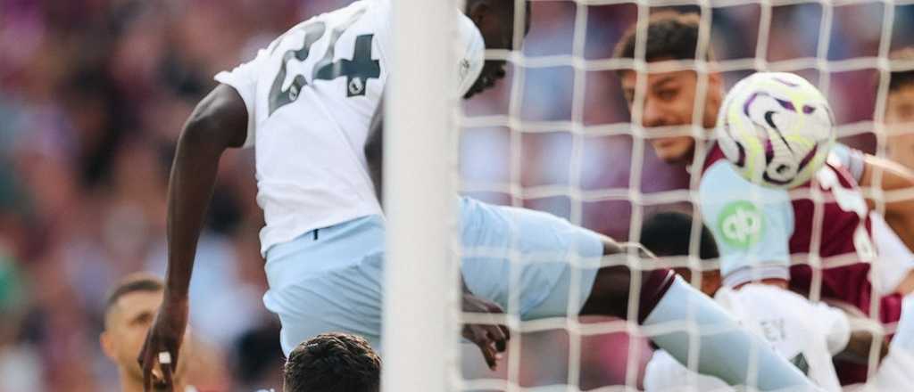 Con el Dibu titular, Aston Villa debutó venciendo a West Ham de visitante