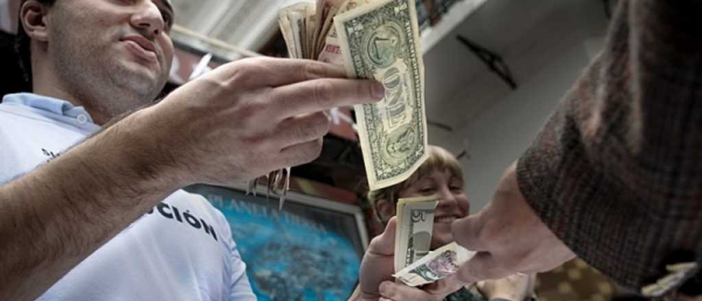 El dólar paralelo en Mendoza escaló a 93 pesos
