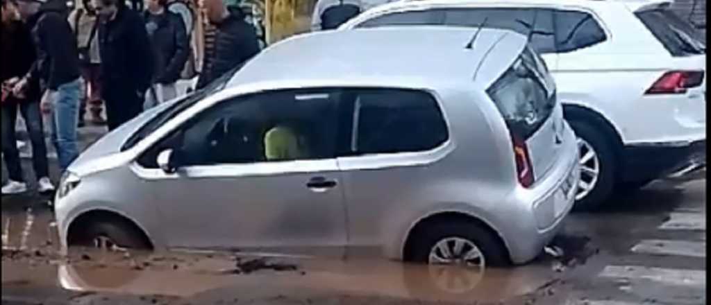 Video: un auto se hundió en la calle en pleno centro de Mendoza