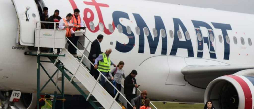 Cómo es el "pase libre" que ofrecen dos aerolíneas para volar por el país