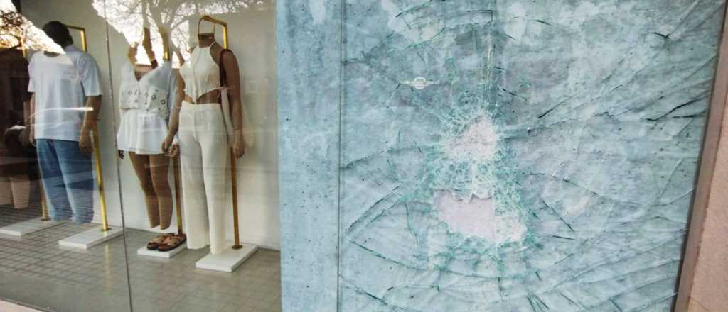 Destroz&oacute; dos locales del Centro en la madrugada y fue detenido