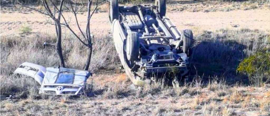 Una pareja de Mendoza sufri&oacute; un terrible vuelco en San Luis
