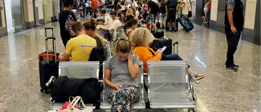 Pilotos de Aerolíneas Argentinas anunciaron un paro para el martes 10
