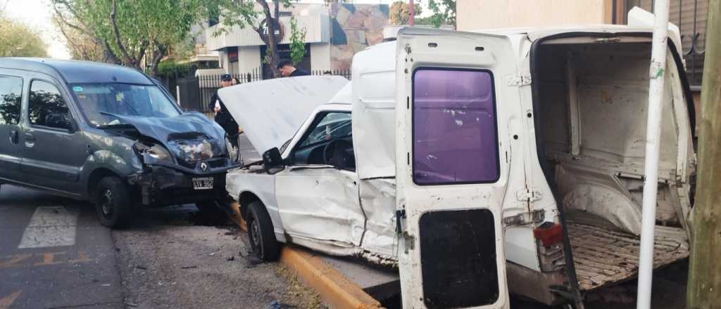 Fuerte choque entre dos utilitarias en Guaymall&eacute;n: una no respet&oacute; el disco pare