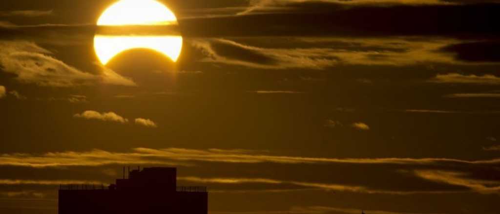 Eclipse solar anular 2024: cu&aacute;ndo, c&oacute;mo y d&oacute;nde verlo desde Argentina
