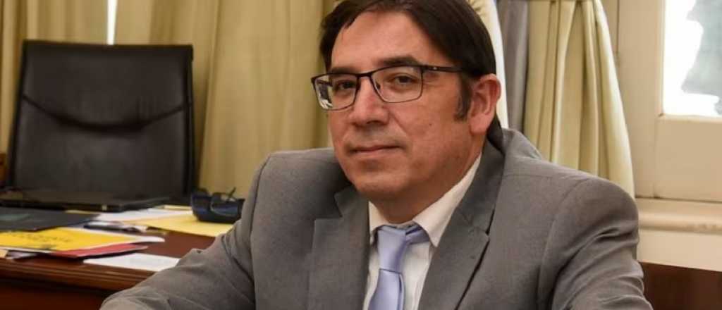 Denuncian a un funcionario de Educaci&oacute;n por presunta usurpaci&oacute;n de t&iacute;tulo