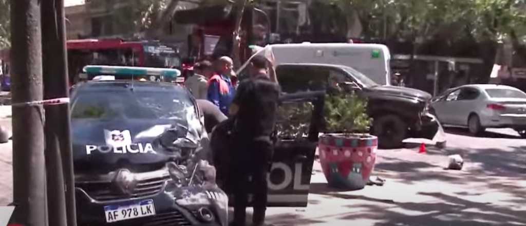 Tres polic&iacute;as heridos al chocar con una camioneta en el centro de Mendoza