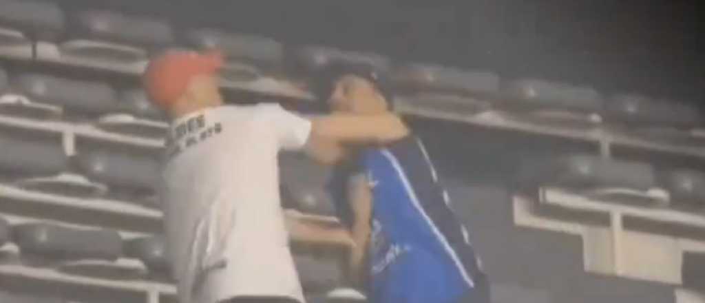 Videos de un bochorno: a las  trompadas en un partido de b&aacute;squet