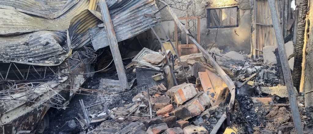 Se incendi&oacute; un galp&oacute;n y una camioneta en Los Corralitos