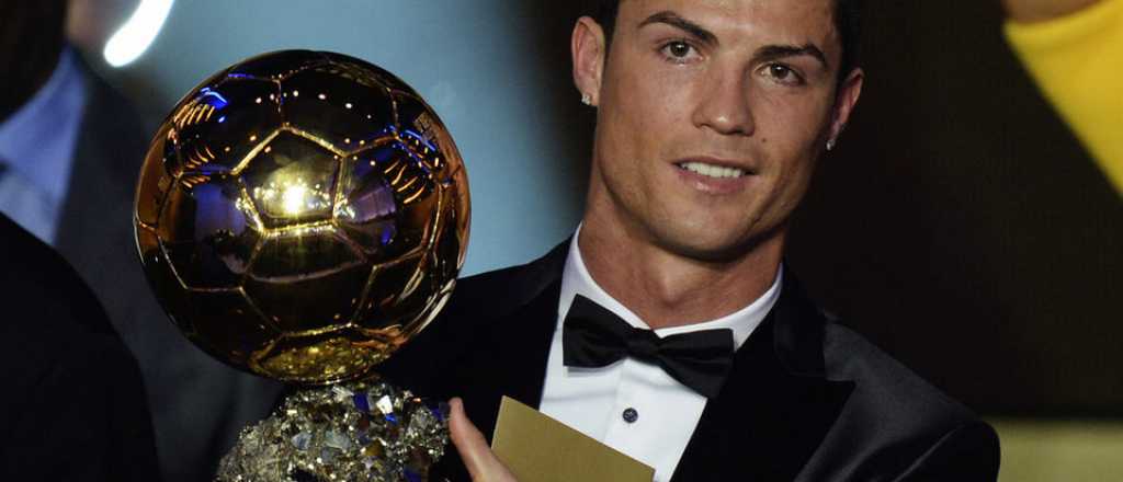 &iquest;Es necesario? Ronaldo tune&oacute; su celular con el Bal&oacute;n de Oro