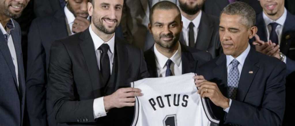 Ginóbili le regaló la camiseta de los Spurs a Obama