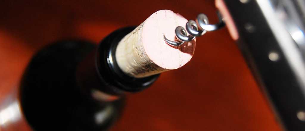 C&oacute;mo hacer para abrir una botella de vino sin descorchador