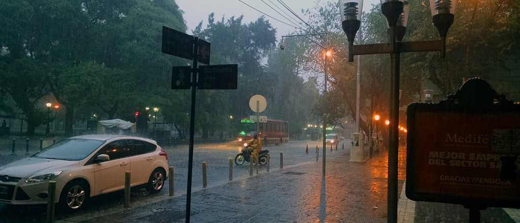 Continuar&aacute;n las lluvias en Gran Mendoza y hay emergencia en Las Heras