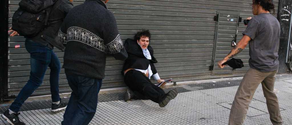 Videos: agresi&oacute;n a un periodista libertario afuera del Congreso