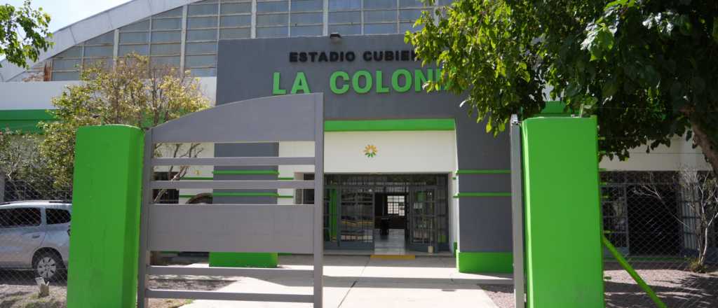 Por las lluvias, se cay&oacute; parte del techo del Polideportivo La Colonia, de Jun&iacute;n