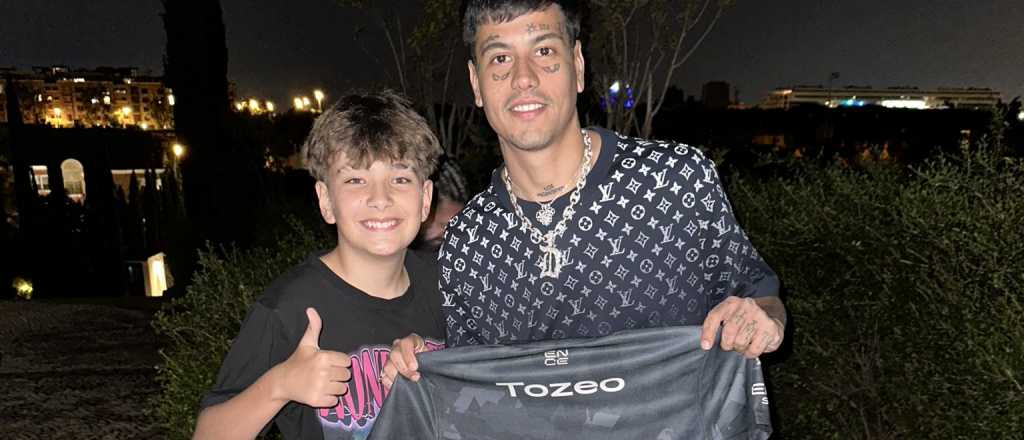 Qui&eacute;n es el nene "estrella" que pasea la camiseta del Lobo por el mundo