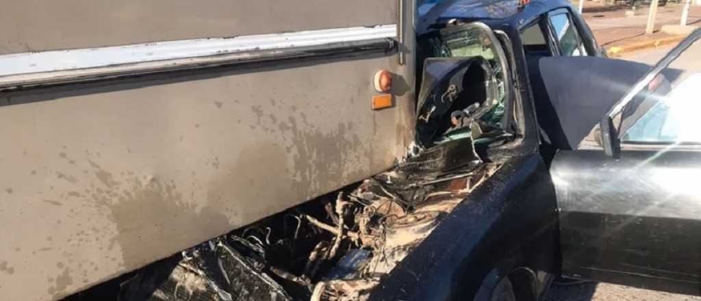 Un auto se incrust&oacute; en un colectivo en la Ruta 50