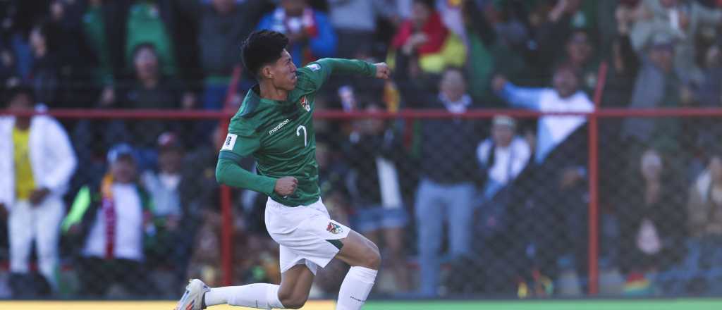 Bolivia dio el golpe y, con uno menos, venci&oacute; a Colombia