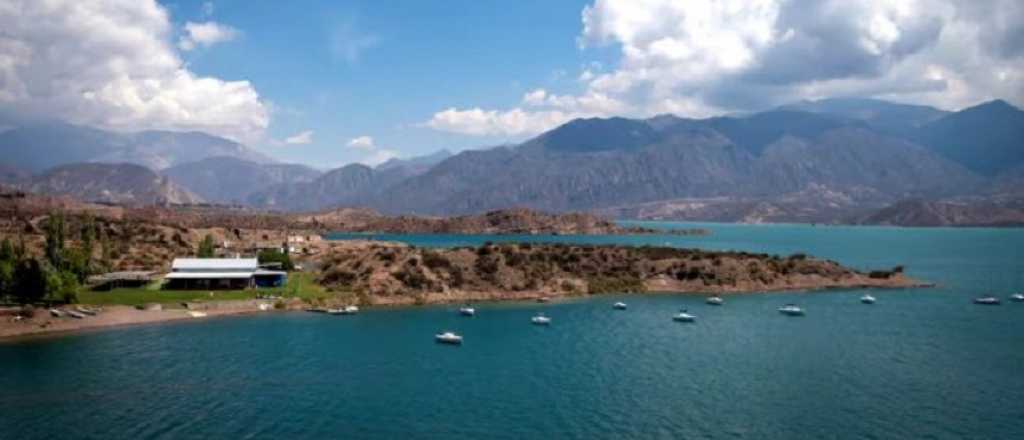 Con drones y buzos buscan a un chico en el Dique Potrerillos