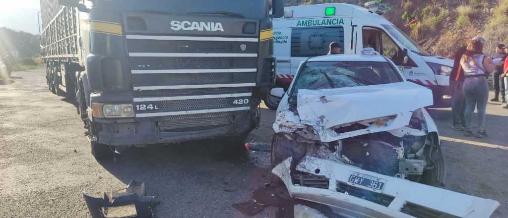 Fotos: fuerte choque entre un cami&oacute;n y un auto en la Ruta 7