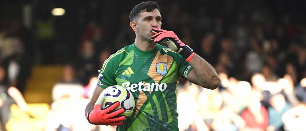 Video: Dibu Mart&iacute;nez ataj&oacute; un penal y Aston Villa volvi&oacute; al triunfo