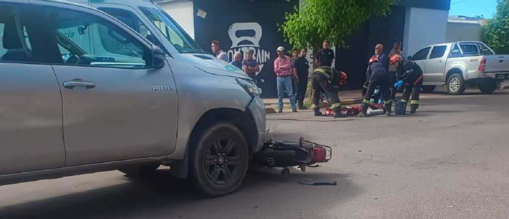 Fuerte choque en Luj&aacute;n: un motociclista qued&oacute; debajo de una camioneta