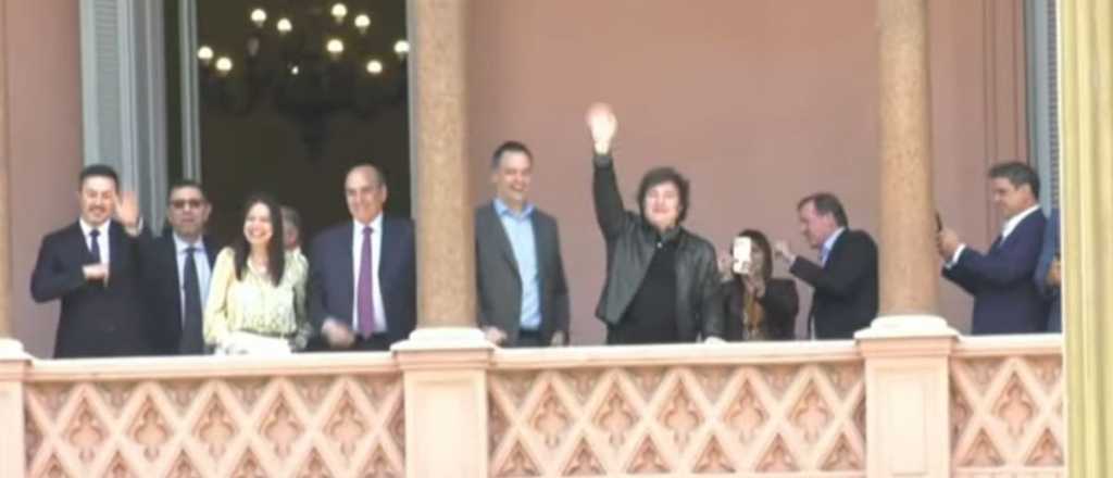 Video: Milei sali&oacute; a saludar al balcon por su cumplea&ntilde;os y fue abucheado