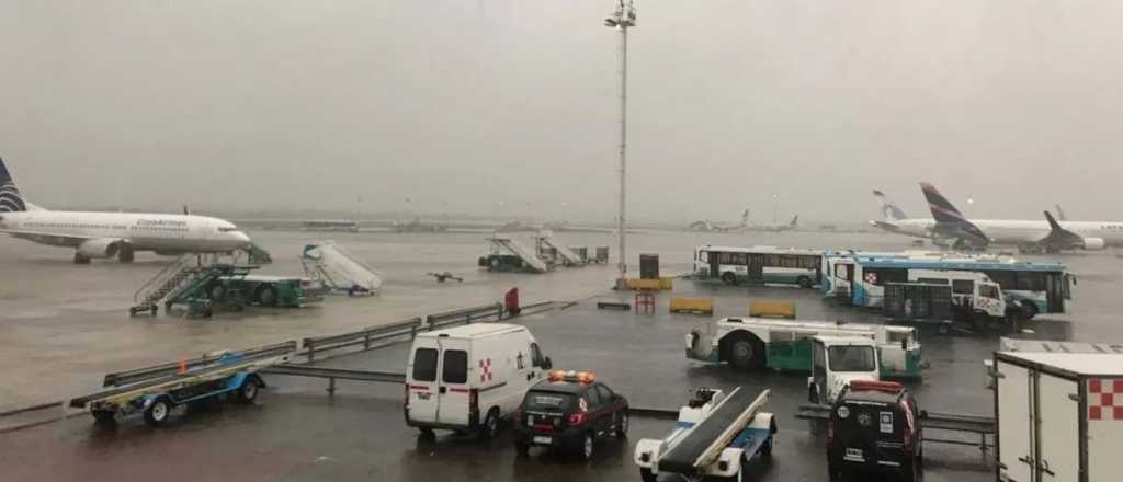 Demoras y cancelaciones en Aeroparque y Ezeiza por la tormenta