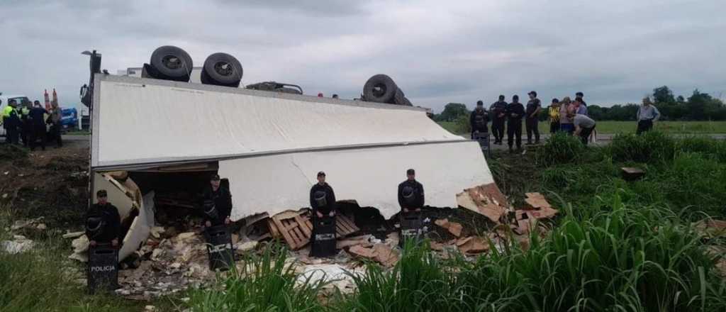 Video: volc&oacute; un cami&oacute;n que llevaba fiambres y los vecinos lo saquearon