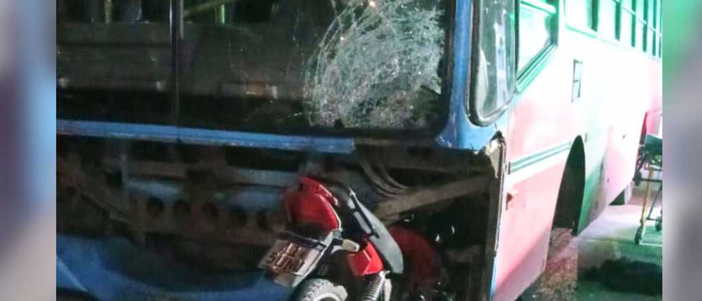 Una mujer iba en moto, choc&oacute; de frente con un micro y muri&oacute;