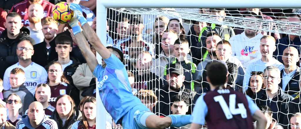 Video: Dibu Mart&iacute;nez, de dos grandes atajadas a la bronca por el final