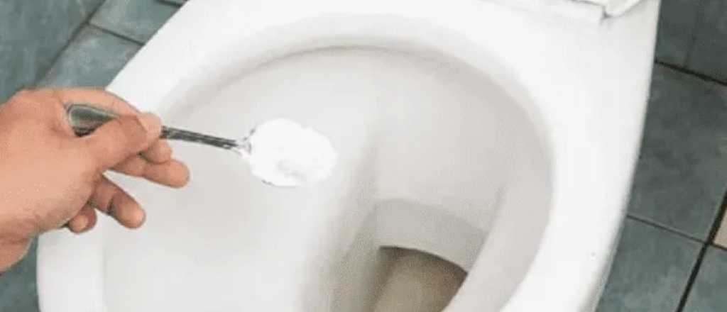 Por qu&eacute; hay que tirar sal en el inodoro todas las noches