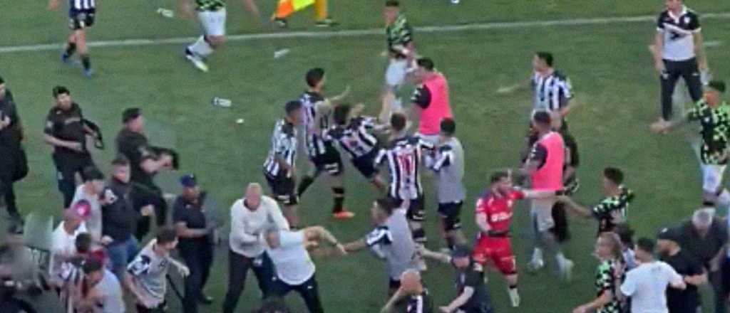 Videos: Estudiantes provoc&oacute; incidentes y un pasapelotas de Gimnasia fue golpeado