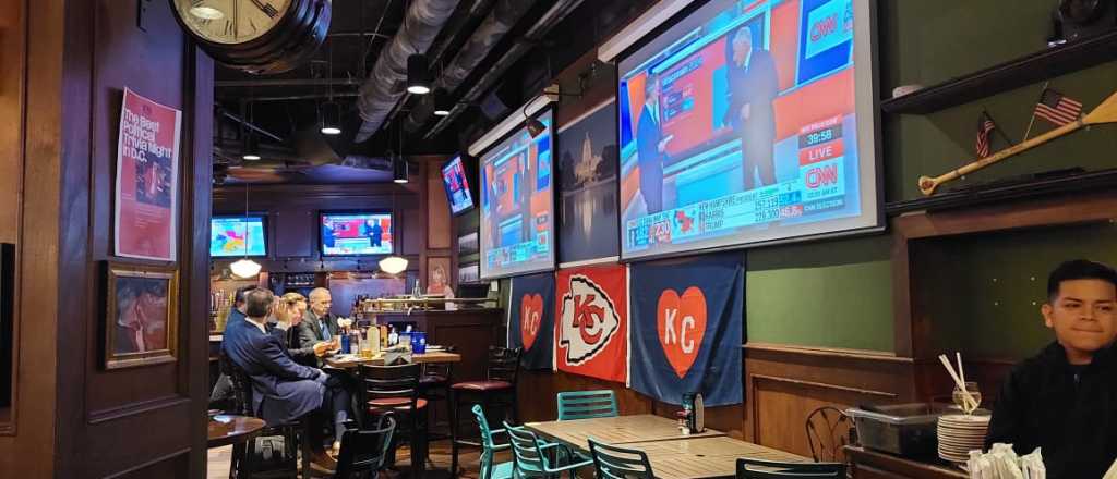 Seguidores de Trump esperan la confirmaci&oacute;n del triunfo y los de Harris, un milagro