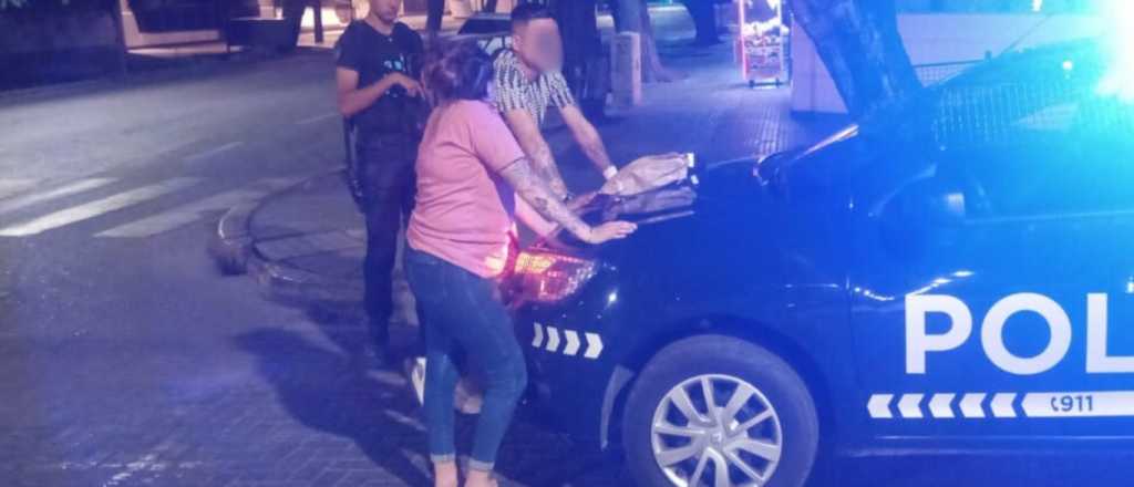 Video: cay&oacute; una pareja en el Centro por haber robado millones en ropa