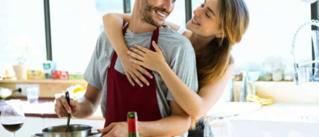 Cocinar en pareja: tips para fortalecer la relación en la cocina