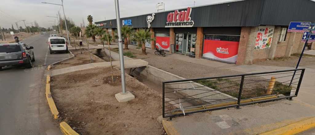 Con m&aacute;scaras de payasos, asaltaron un autoservicio de Guaymall&eacute;n