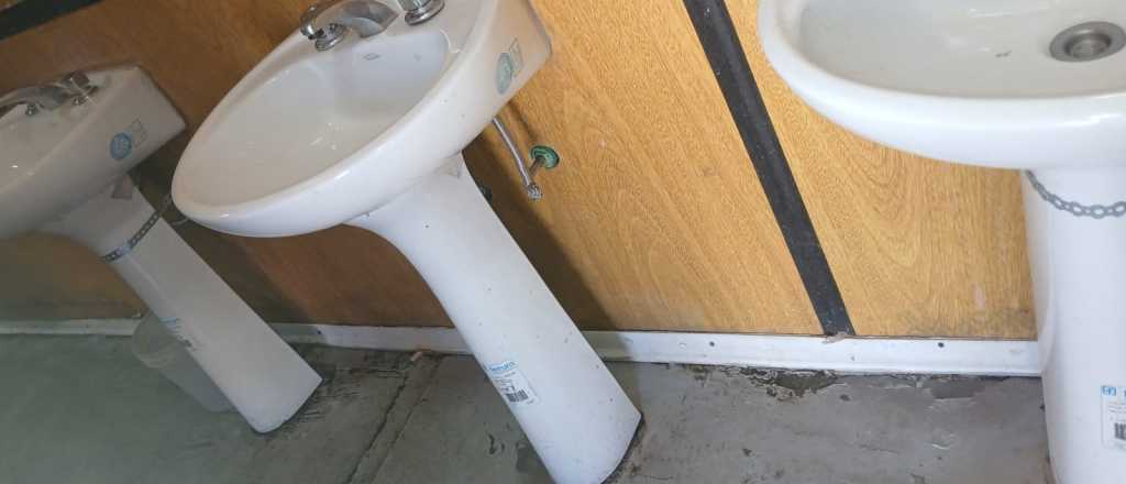 Videos: vandalizaron los ba&ntilde;os de Horcones y no hay servicio de sanitarios 