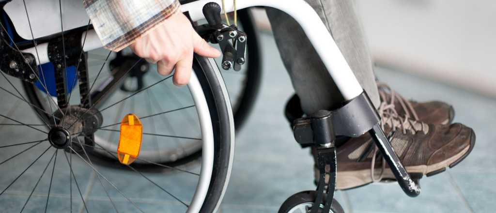 Un móvil bloqueó una rampa para discapacitados en Misiones
