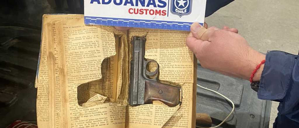 Un jubilado argentino detenido en Chile con un arma escondida en un libro