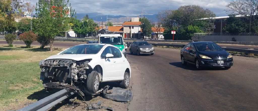 Lo "encerr&oacute;" un cami&oacute;n y termin&oacute; en el guardarrail en la Rotonda de la Virgen