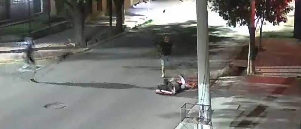 Video: un joven fue golpeado para robarle la bicicleta en Guaymall&eacute;n