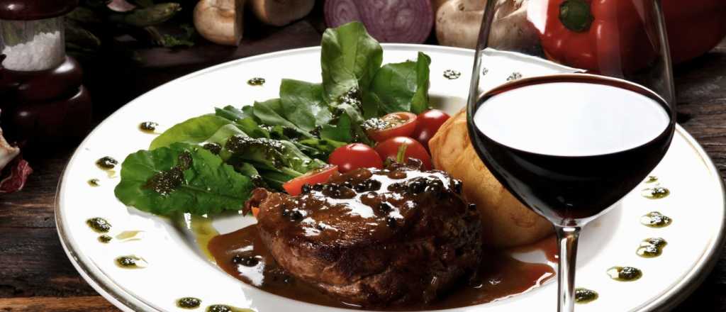 Cocinar con vino tinto: claves y trucos m&aacute;s importantes