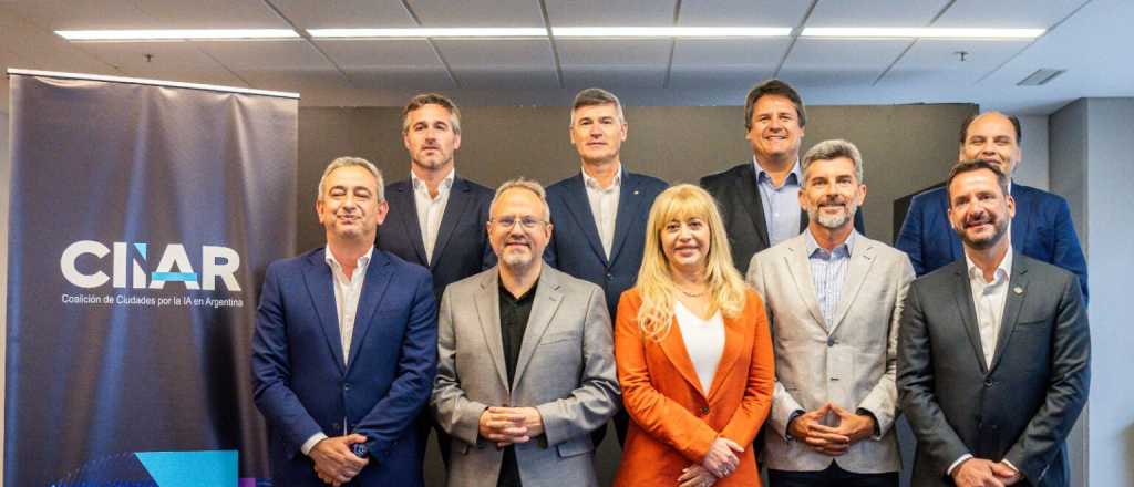 Ulpiano firm&oacute; el convenio fundacional de la Coalici&oacute;n de Ciudades por la IA