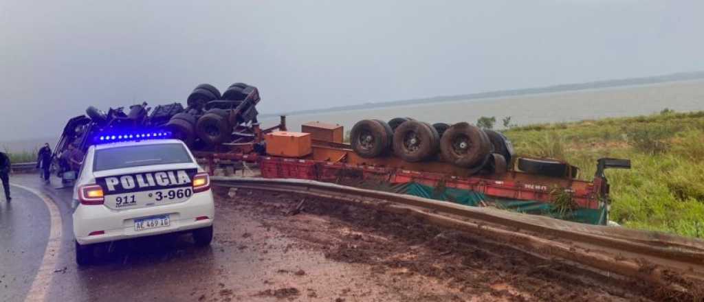 Videos: saquearon un cami&oacute;n mendocino que volc&oacute; con vinos en Misiones